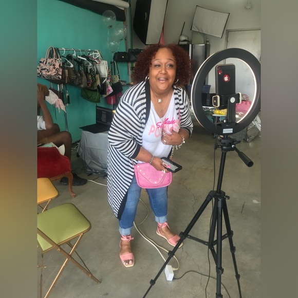 🗽@dlish718 Live from NYC 🏙️🗽 Sharing YOURS & Mine! Join me, Like, Share 🫶🏽 - Picture 11 of 17